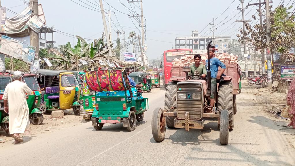 এক সড়কে অভিযান অন্যদিকে চলে ট্রাক্টর