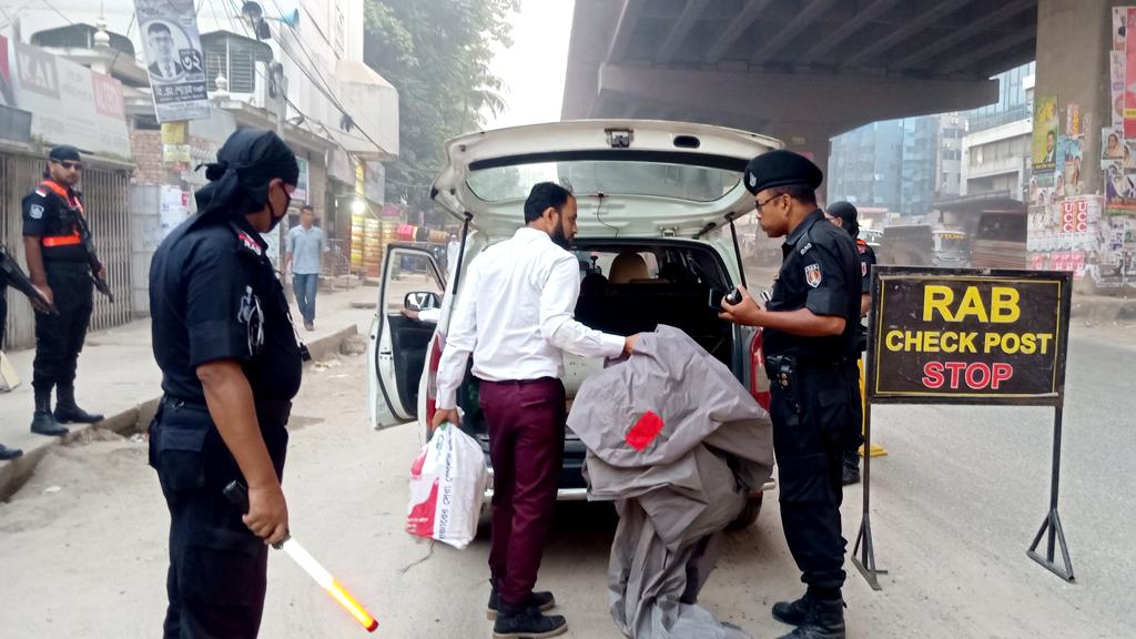 ঢাকার প্রবেশপথ: উত্তরা-যাত্রাবাড়ীতে চেকপোস্ট বসিয়ে র‍্যাব-পুলিশের তল্লাশি, গ্রেপ্তার ১৫ 