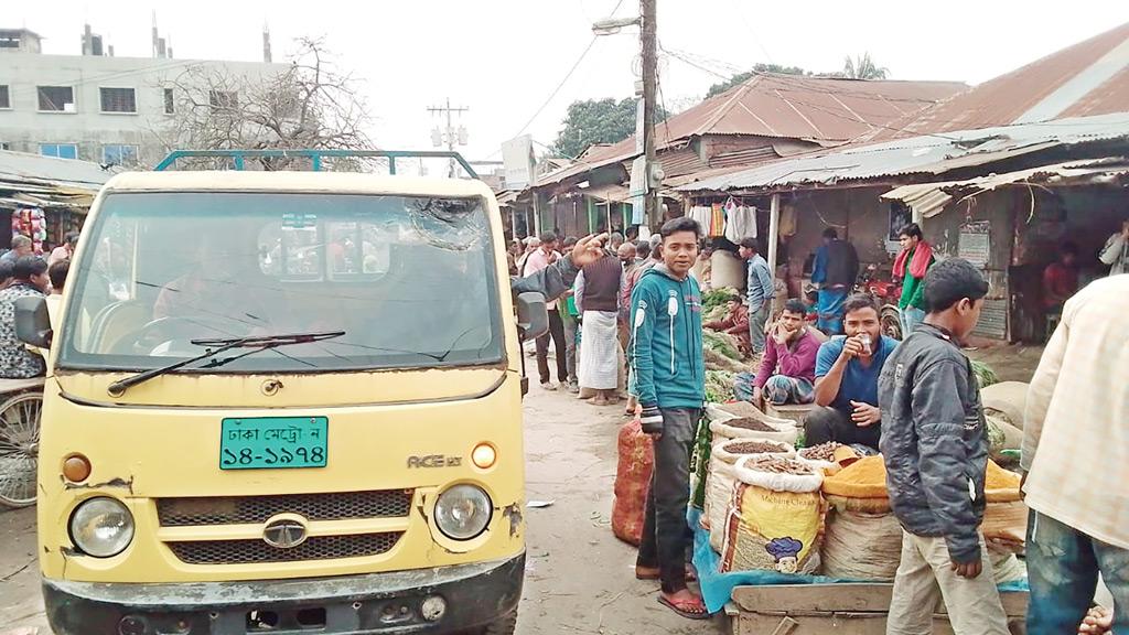 সড়কের ওপর হাট, দুর্ভোগ