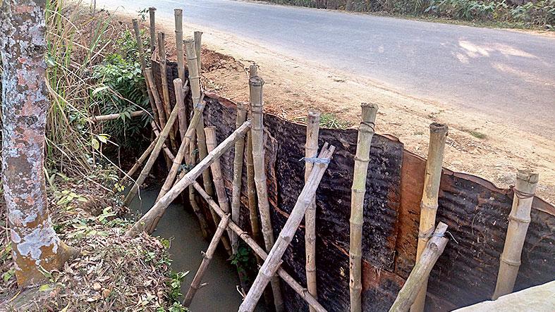 সড়কে বাঁশের প্যালাসাইডিং ধসে পড়ার আশঙ্কা