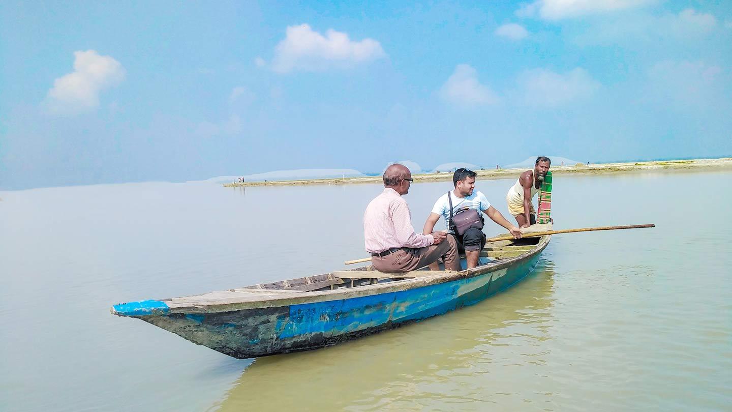 ডিঙি নৌকায় আব্দুল মতিনের ভাসা জীবন