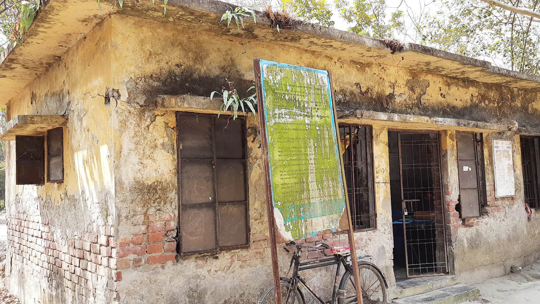 পুরোনো ভবনে ঝুঁকি নিয়ে সেবা