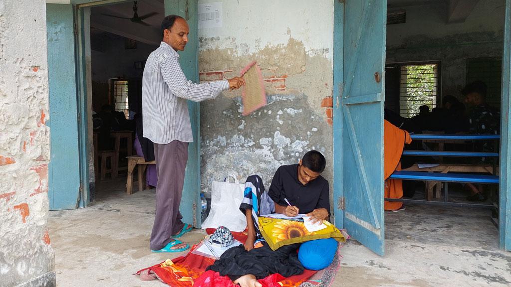 বাবার হাতপাখার বাতাসে স্কুলের বারান্দায় পরীক্ষা দিল সোহান