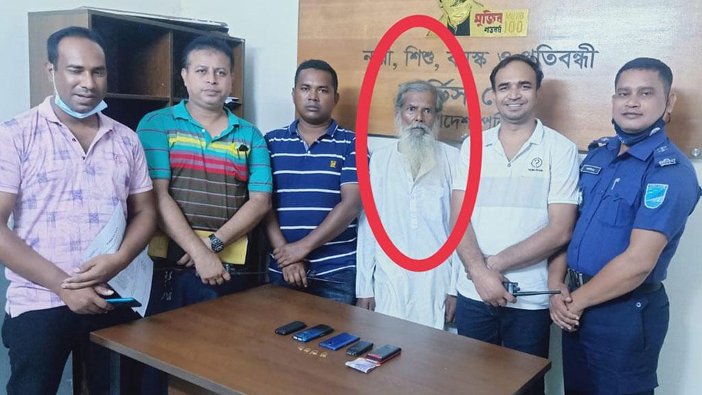 ‘মহাপ্রসাদ’ খেয়ে অচেতন সব নিয়ে গেলেন সাধু বাবা