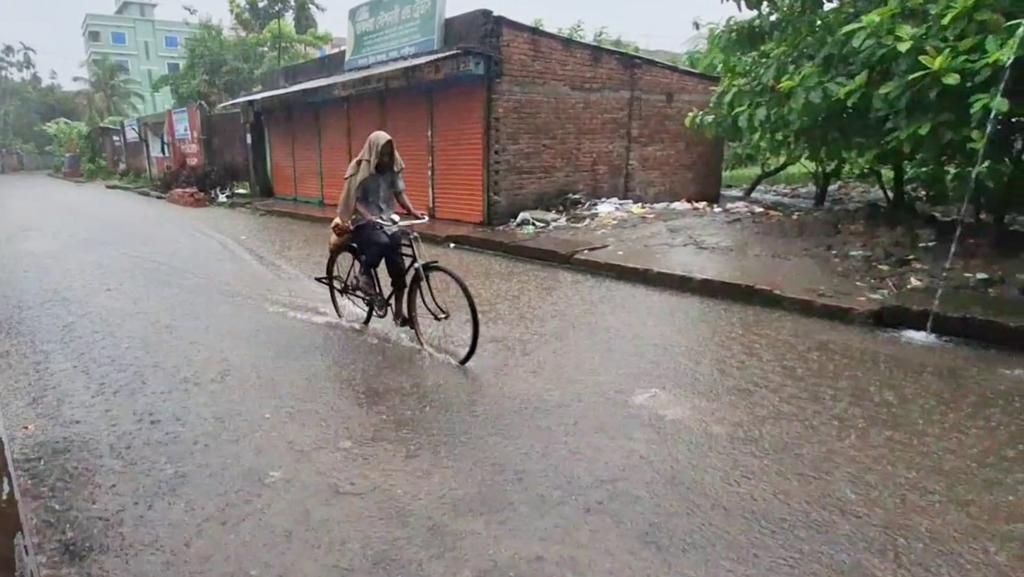 টানা বৃষ্টিতে লক্ষ্মীপুর শহরে জলাবদ্ধতা, বেড়েছে মেঘনার পানি