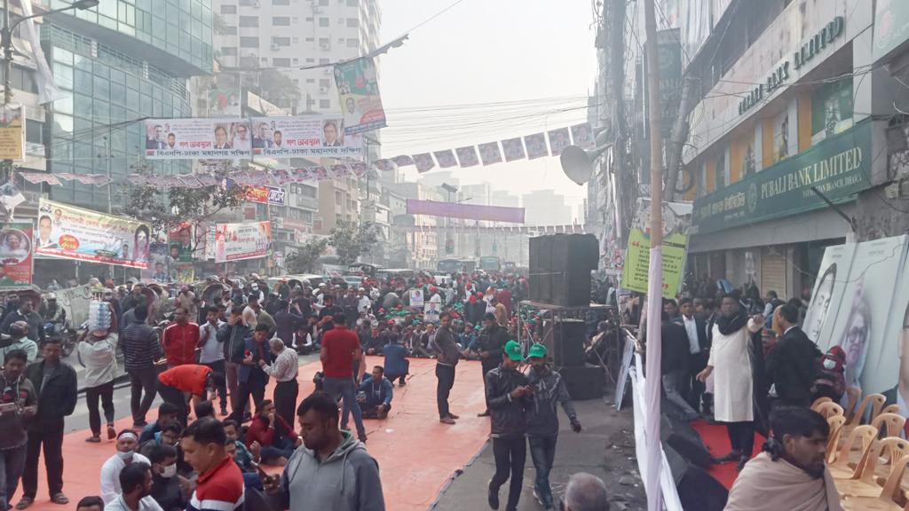 গণ-অবস্থানের জন্য নয়াপল্টনে নেতা-কর্মীদের জমায়েত