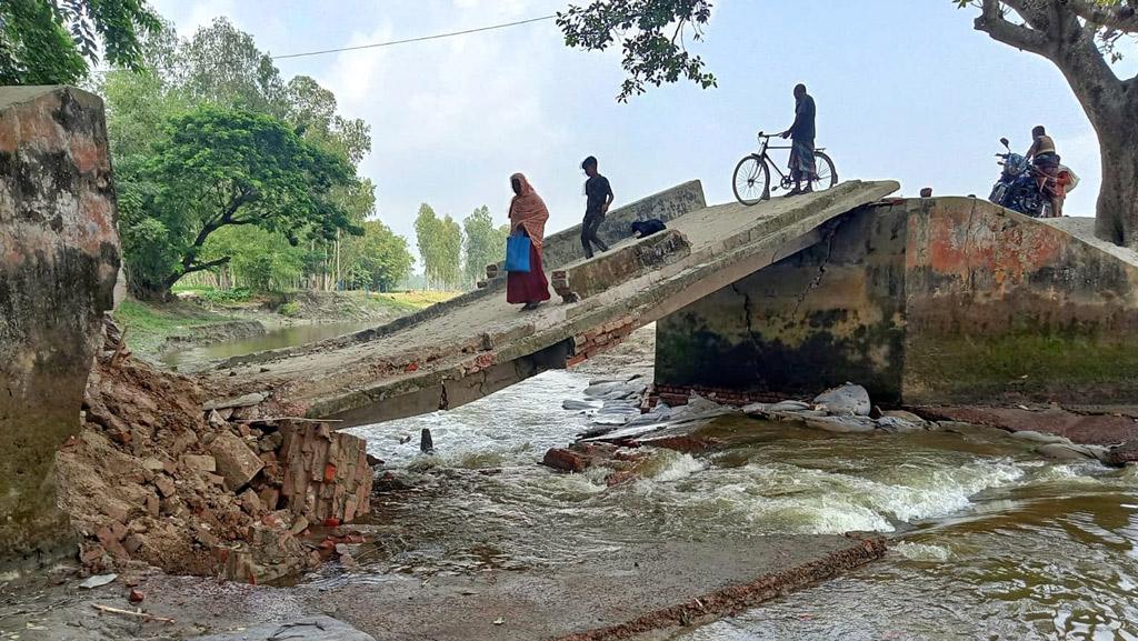 পানির স্রোতে ভেঙে পড়ল গিদারি নদীর সেতু  