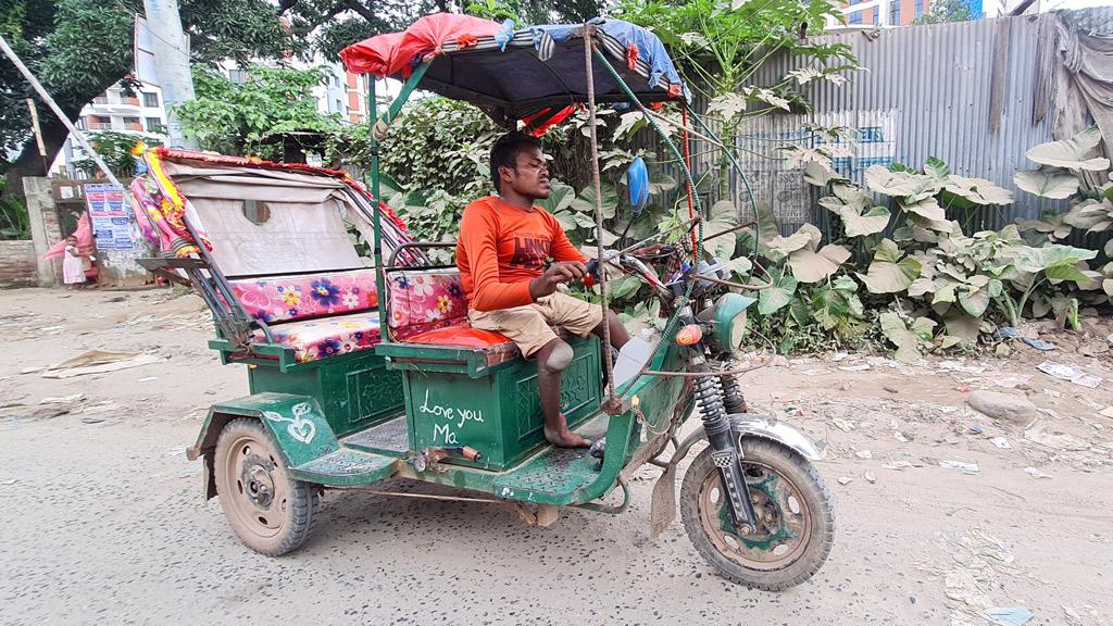 প্রতিবন্ধিতা দমাতে পারেনি উদ্যমী আলীর পথচলা