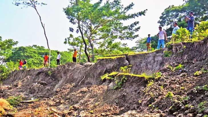 বাঁধের ৩৩ কিলোমিটার ঝুঁকিতে, দুই কিলোমিটার নদীতে বিলীন