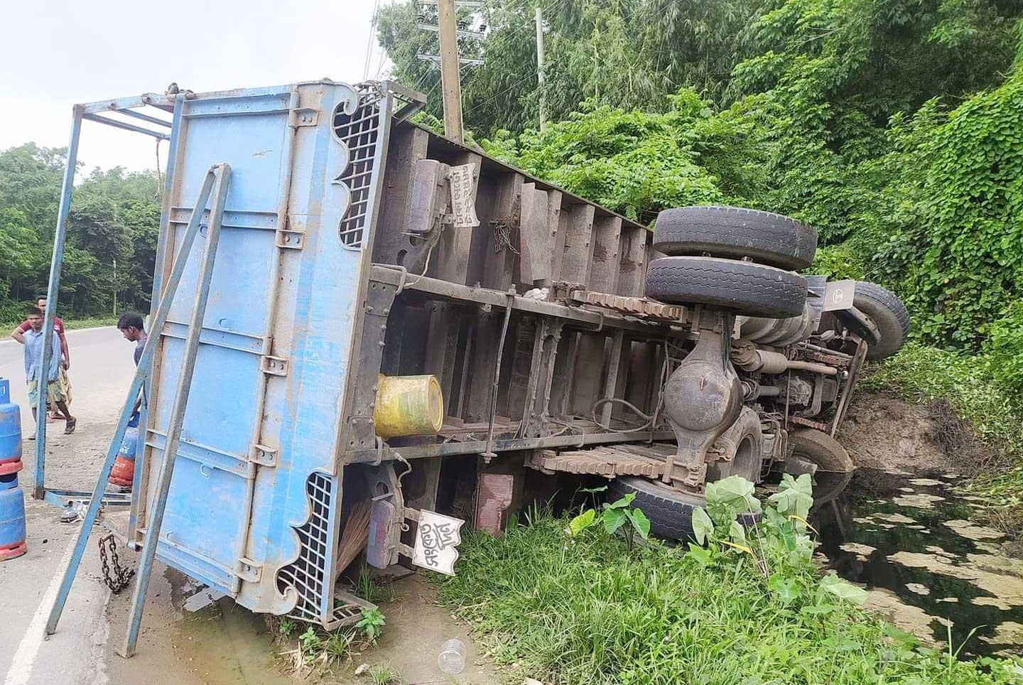 ট্রাক ও প্রাইভেট কারের মুখোমুখি সংঘর্ষ, আহত ২ 