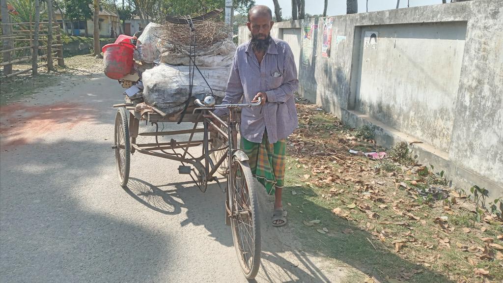 ভাঙারি কেনাবেচা করে ২৬ বছর ধরে চলে সংসার