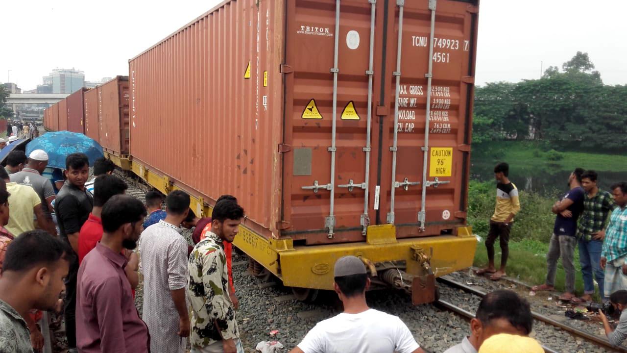 মগবাজারে মালবাহী ট্রেনের তিন বগি লাইনচ্যুত