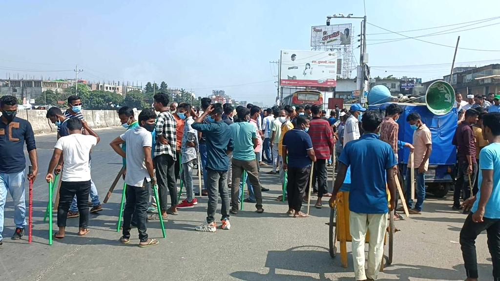 সিদ্ধিরগঞ্জ মহাসড়কে লাঠিসোঁটা নিয়ে আওয়ামী লীগের নেতা-কর্মীরা 