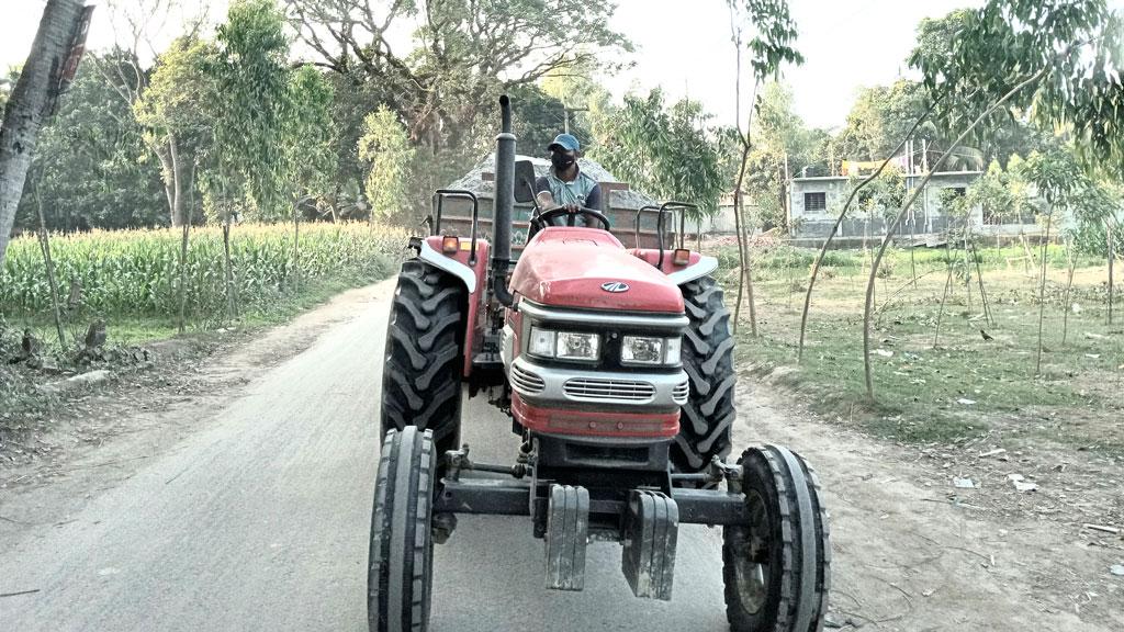 সড়কে বেপরোয়া চাষের যন্ত্র