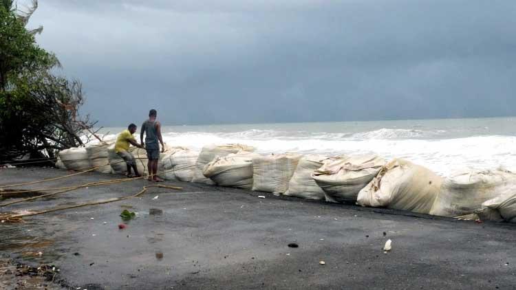 পশ্চিমবঙ্গে ৩ লাখ বাড়ি ক্ষতিগ্রস্ত, নিহত ৩