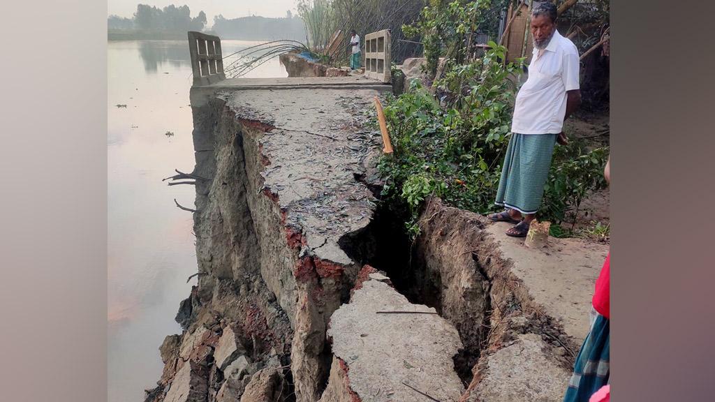 ধলেশ্বরীর ভাঙনে সেতুতে ধস, চলাচলে ভোগান্তি