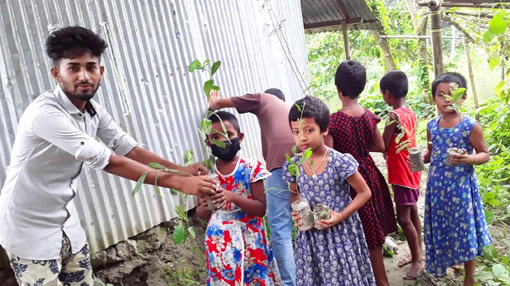 বৃক্ষরোপণই তাঁদের শখ