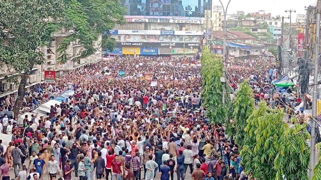 চট্টগ্রামে নিউমার্কেট ঘিরে হাজার হাজার বিক্ষোভকারী 