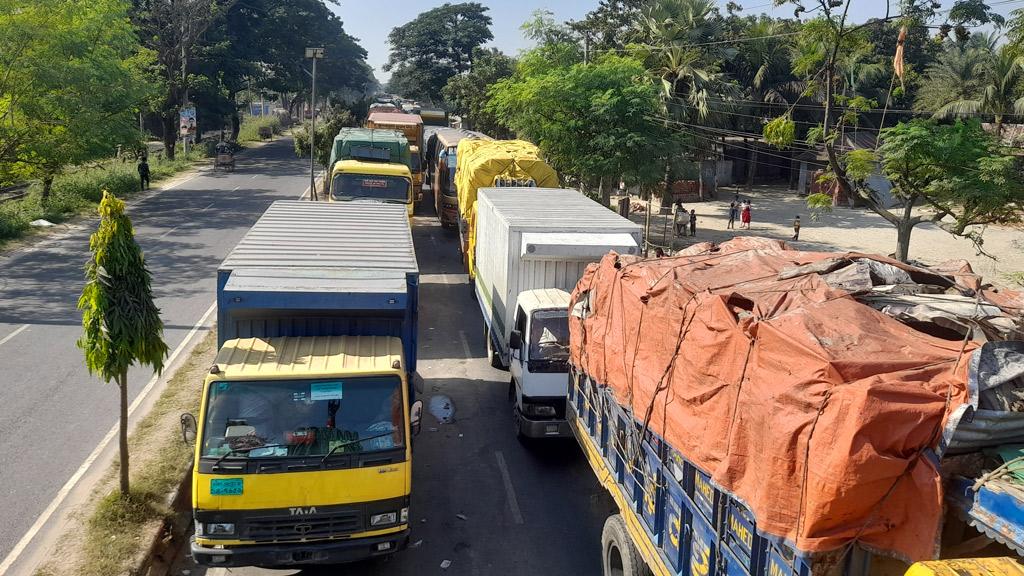 দৌলতদিয়া ও পাটুরিয়া ঘাটে ঢাকামুখী ১০ কিলোমিটার দীর্ঘ যানজট