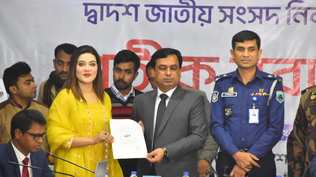 ট্রাক প্রতীক চেয়ে নিলেন মাহি