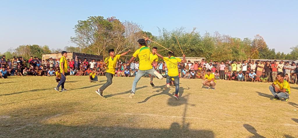 হারিয়ে যেতে বসা গ্রামীণ নানা খেলাধুলায় মুগ্ধ দর্শক