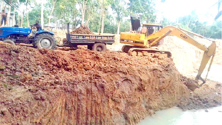 রাস্তা ঘেঁষে পুকুর কেটে ইটভাটায় মাটি বিক্রি