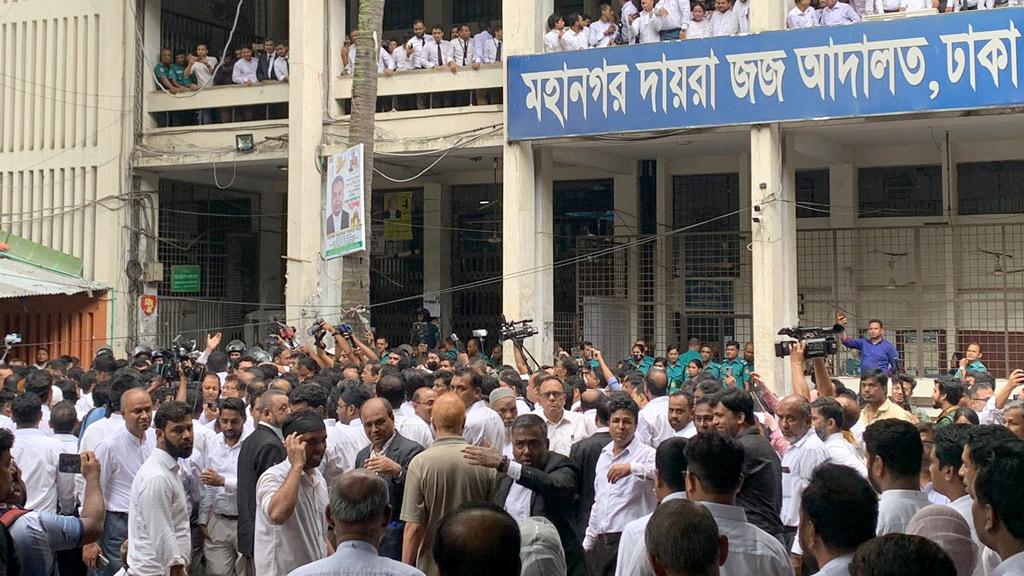 তারেক-জোবাইদার মামলার রায় ঘিরে দুপক্ষের আইনজীবীদের হাতাহাতি