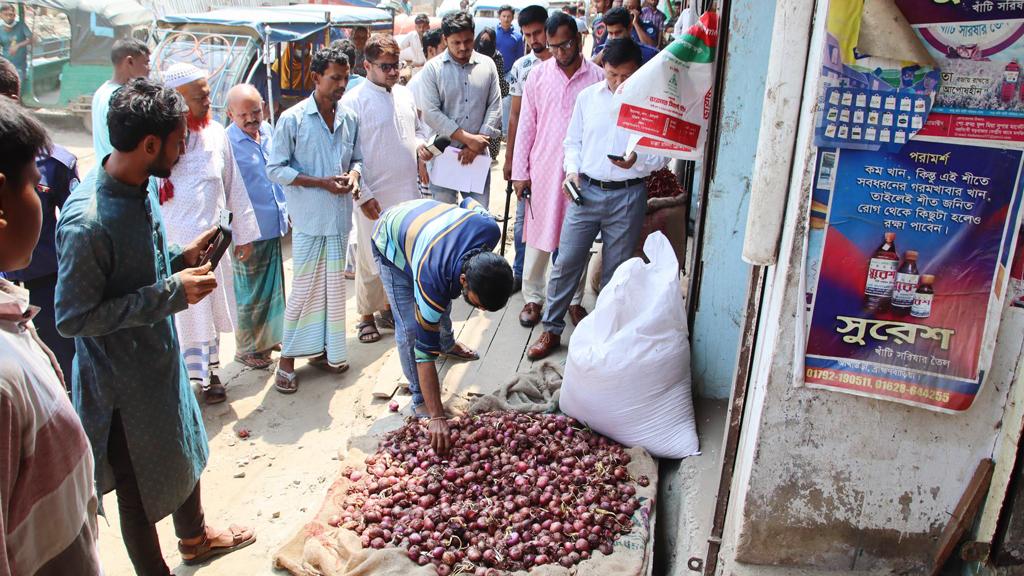 আখাউড়ায় পণ্যের মূল্য নিয়ন্ত্রণে ভ্রাম্যমাণ আদালতের অভিযান