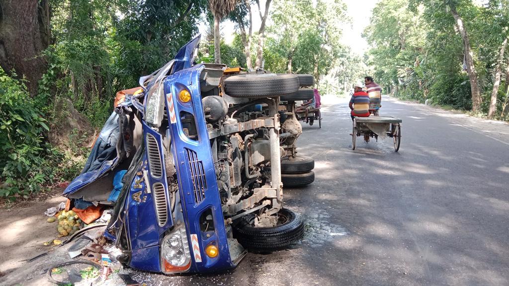 মাদারীপুরের রাজৈরে বাস-পিকআপ সংঘর্ষ, নিহত ২ 