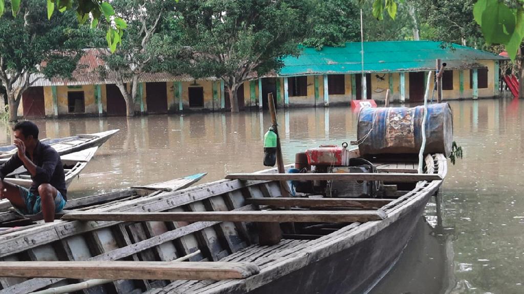 বন্যায় স্থগিত ৩২৫ স্কুলের পাঠদান