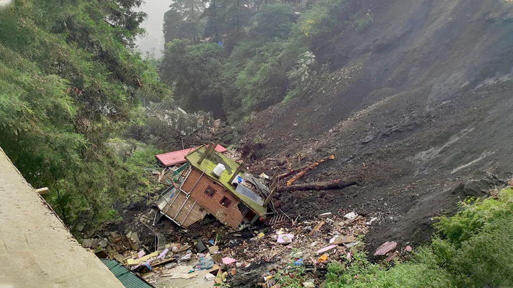 ‘এর চেয়ে মৃত্যু ভালো’, সব হারানো প্রমীলার কান্না