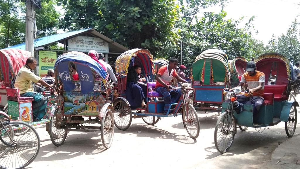 ব্যাটারি-মোটর খুলে চালানো যাবে প্যাডেল রিকশা-ভ্যান