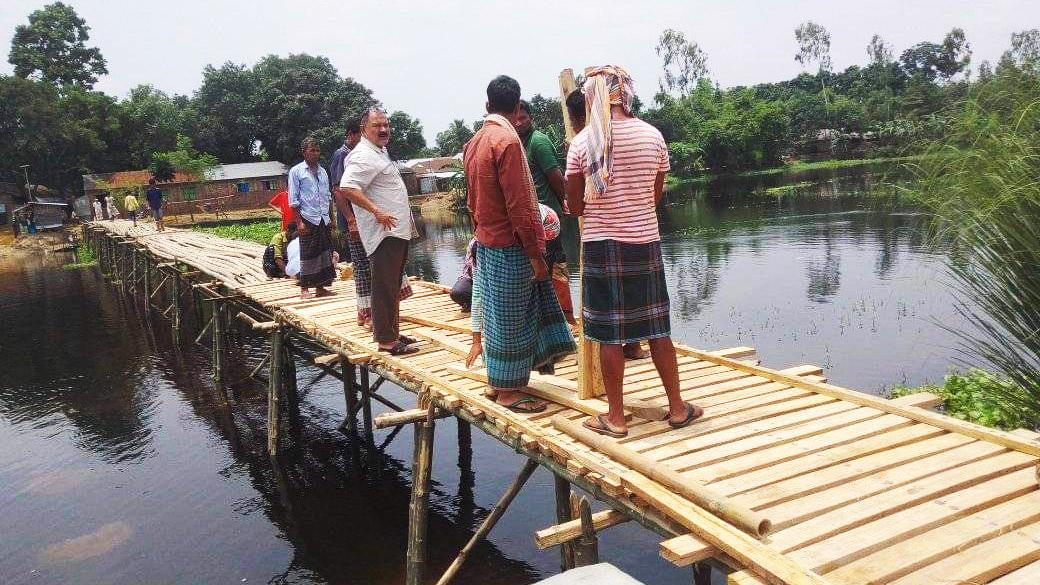 ৪ বছরেও নির্মাণ হয়নি ব্রিজ, বাধ্য হয়ে সাঁকো নির্মাণ করলেন চেয়ারম্যান