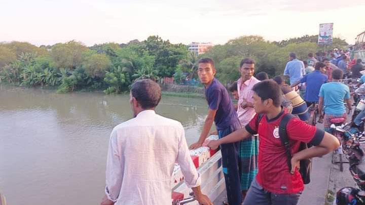 কপোতাক্ষ নদে লাফ দিয়ে নিখোঁজ কিশোরের মরদেহ উদ্ধার 