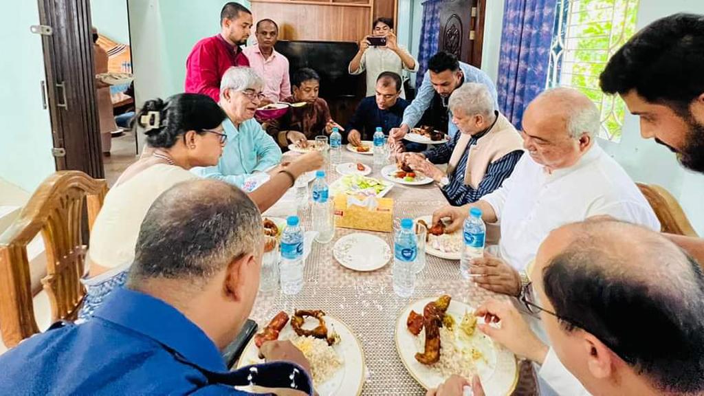 এবার ২ মন্ত্রীকে খাইয়ে ফেসবুকে পোস্ট দিলেন ডিবির হারুন