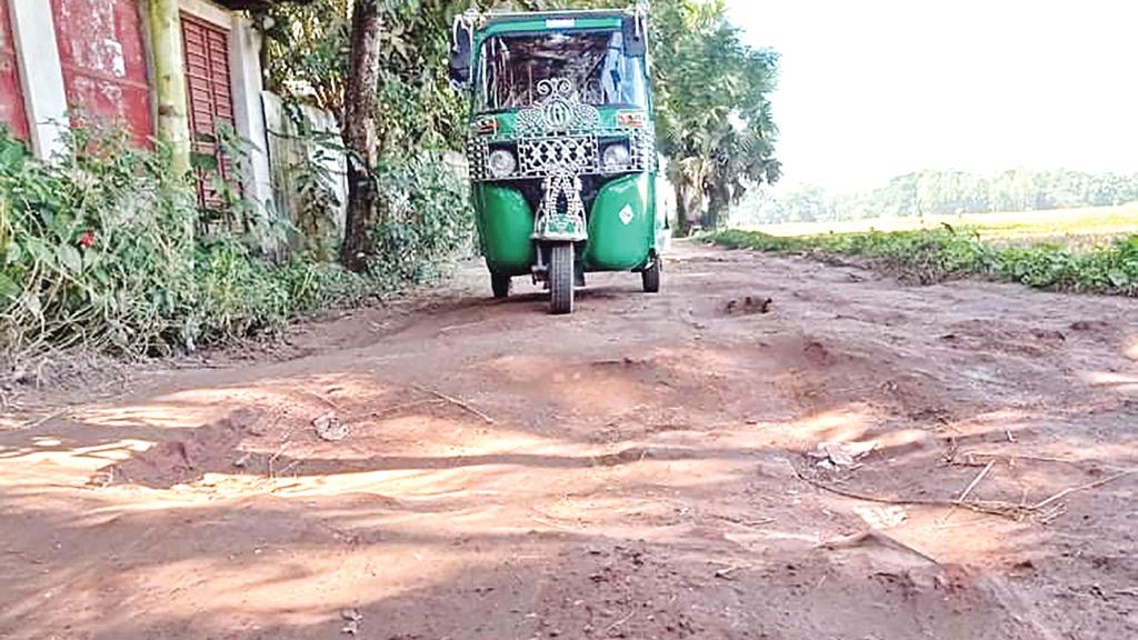 সড়কে কার্পেটিং উঠে এবড়োখেবড়ো