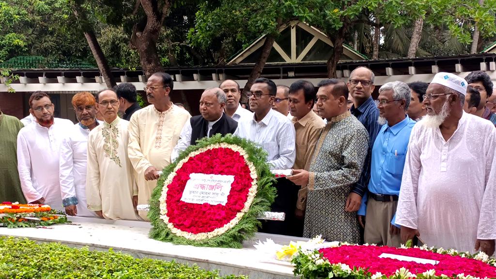 বঙ্গবন্ধুর সমাধিতে জনস্বাস্থ্যের প্রধান প্রকৌশলীর শ্রদ্ধা