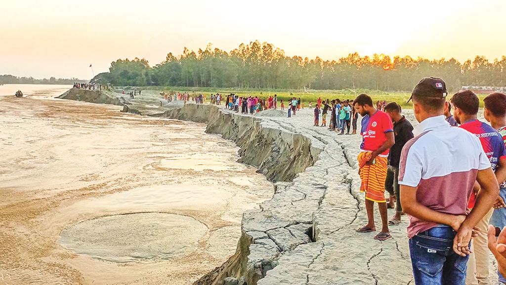 বালু উত্তোলনের কারণে বিলীন ৮০০ মিটার বাঁধ