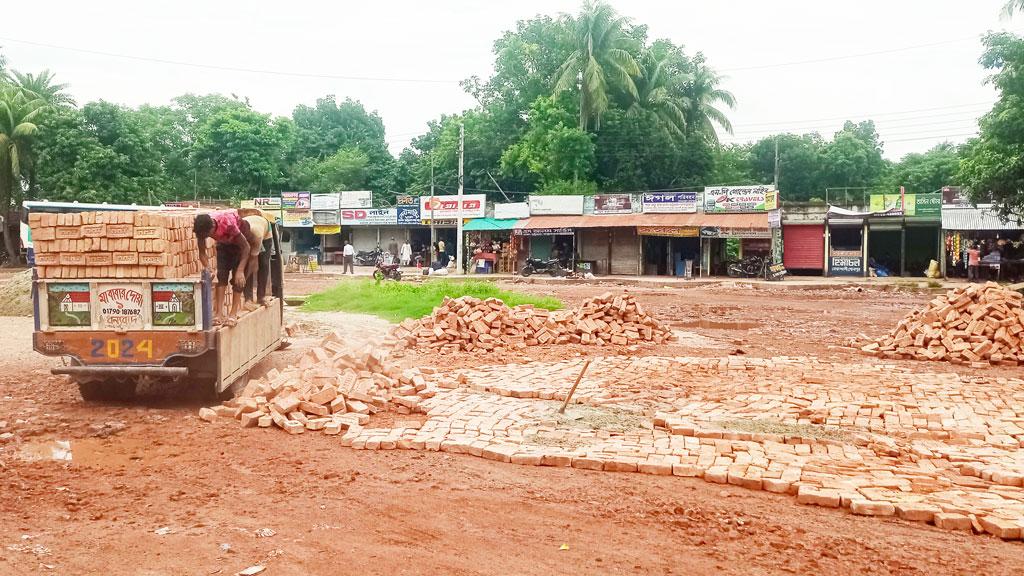 আজকের পত্রিকায় প্রতিবেদন প্রকাশ: বাস টার্মিনালের সংস্কারকাজ শুরু