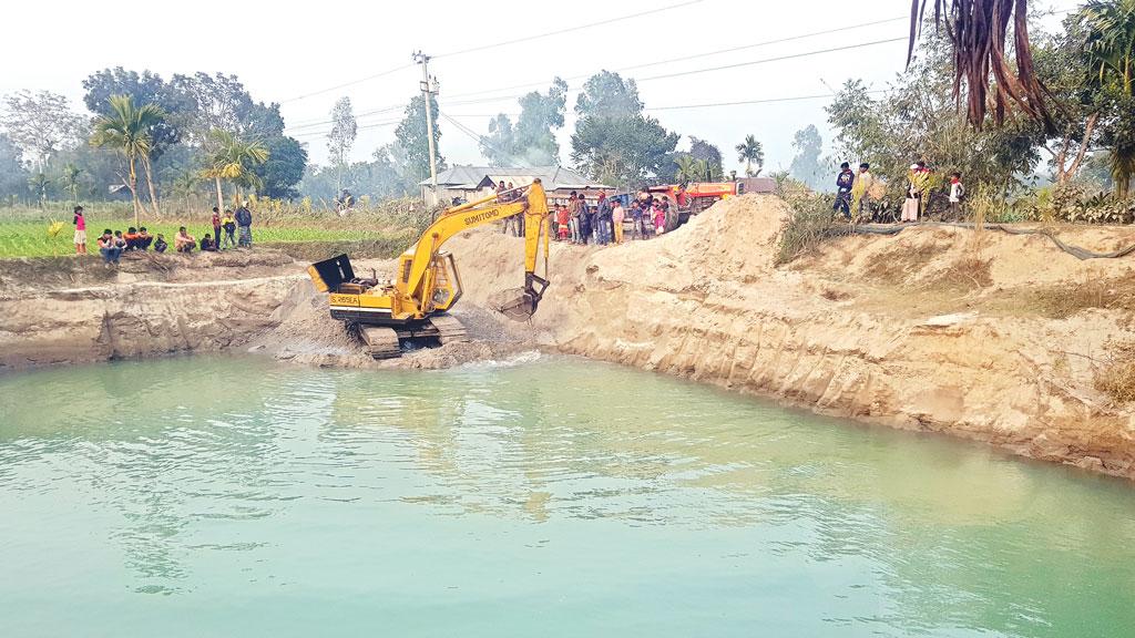 পুকুর খননের নামে বালু উত্তোলন, ঝুঁকিতে সড়ক