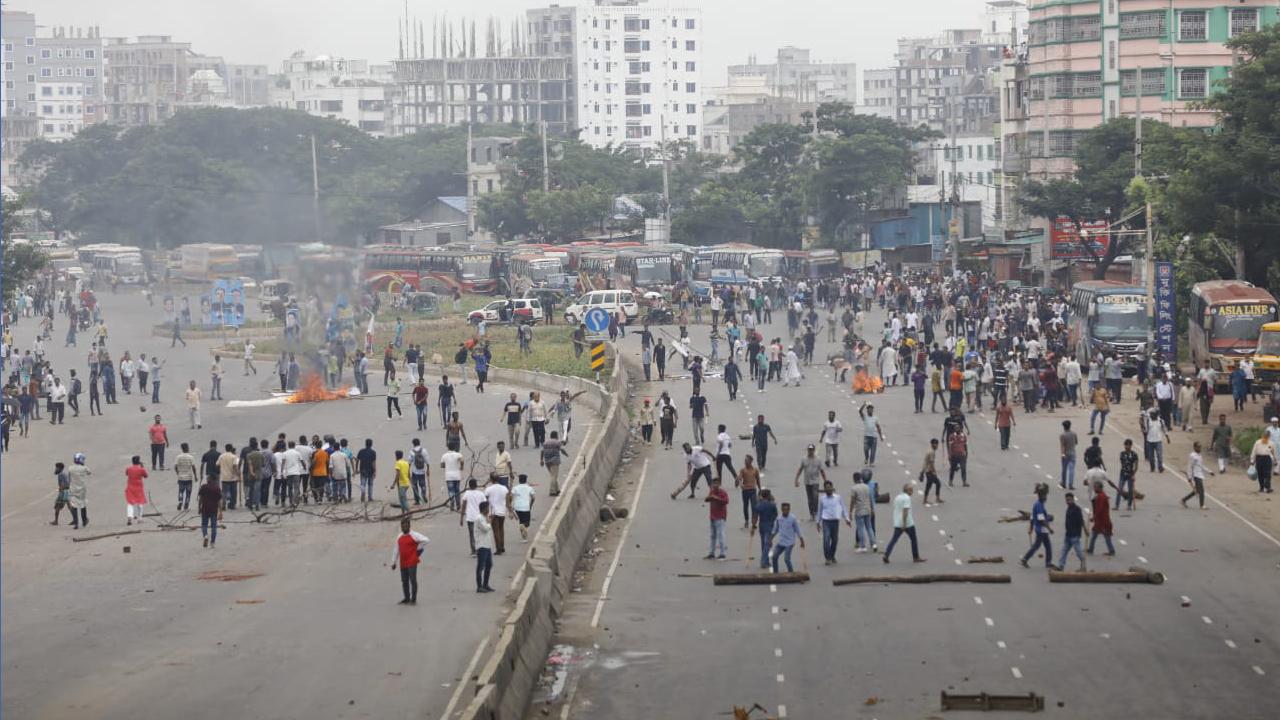 রাজধানীর ধোলাইখাল ও যাত্রাবাড়ী এলাকায় বিএনপি-পুলিশ সংঘর্ষ