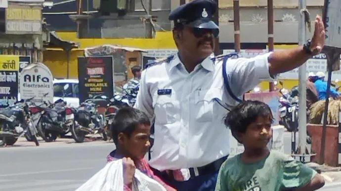 ড্যান্সিং কপ: নেচে নেচে ট্রাফিক নিয়ন্ত্রণ করেন তিনি