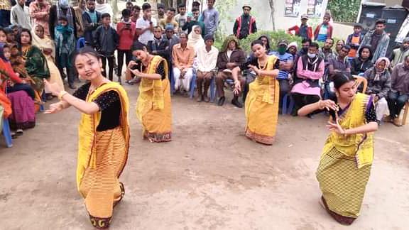 নিজেদের সংস্কৃতি তুলে ধরলেন ক্ষুদ্র নৃগোষ্ঠীর শিল্পীরা