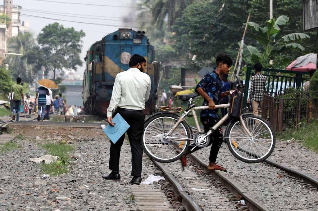 অরক্ষিত রেলক্রসিংয়ে বাড়ছে দুর্ঘটনা