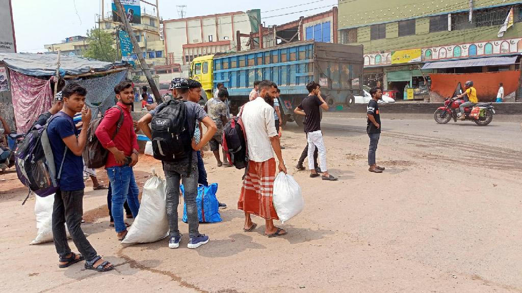 তাদের ঈদ যাত্রার ভিন্ন গল্প