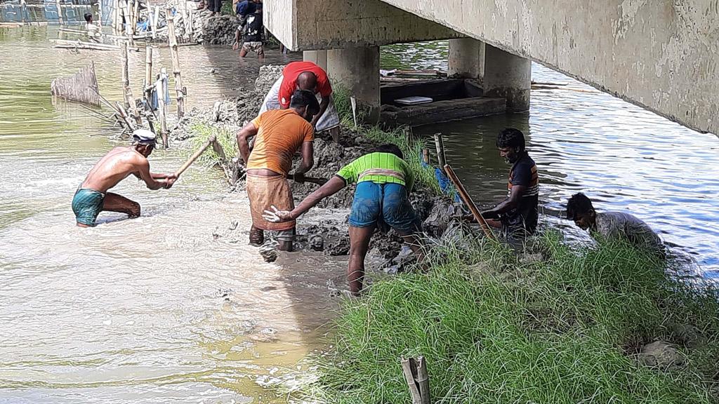 বাগেরহাটে সরছে অবৈধ বাঁধ, মুক্ত হচ্ছে নদী