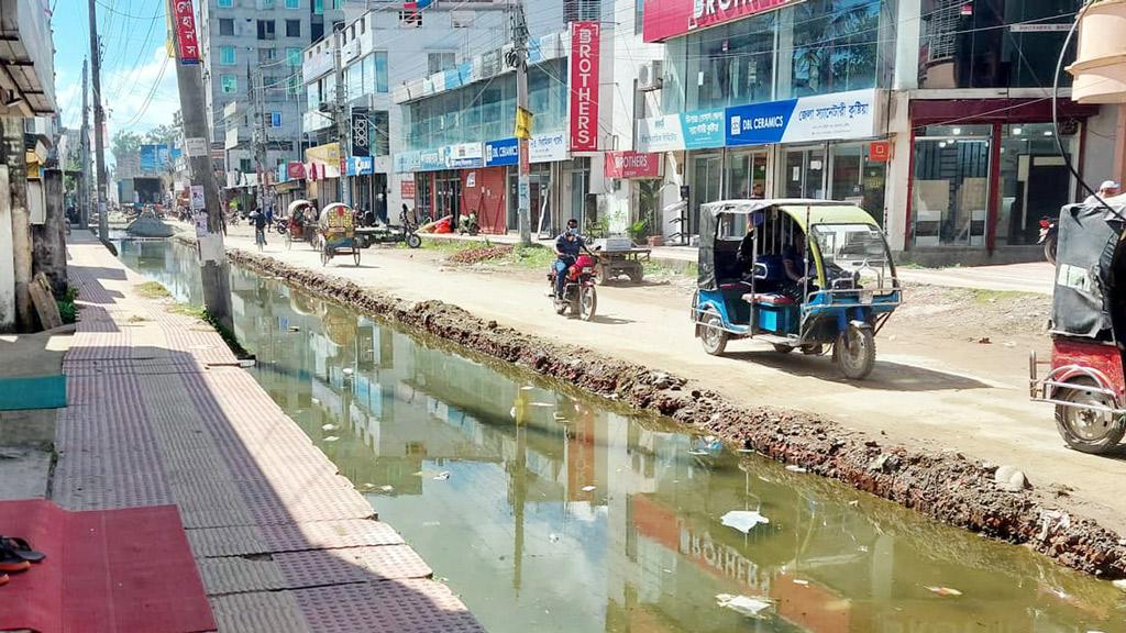 সড়কের এক পাশ কেটে বন্ধ কাজ, যন্ত্রণায় মানুষ