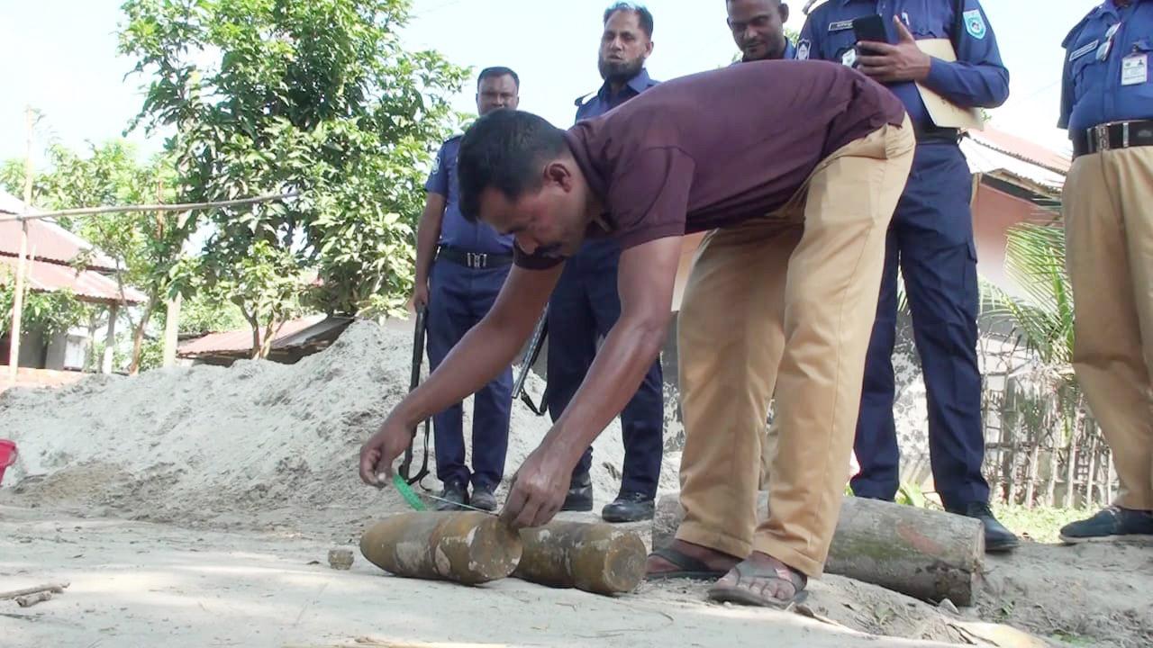 হিলিতে দুটি নিষ্ক্রিয় মর্টারশেল উদ্ধার