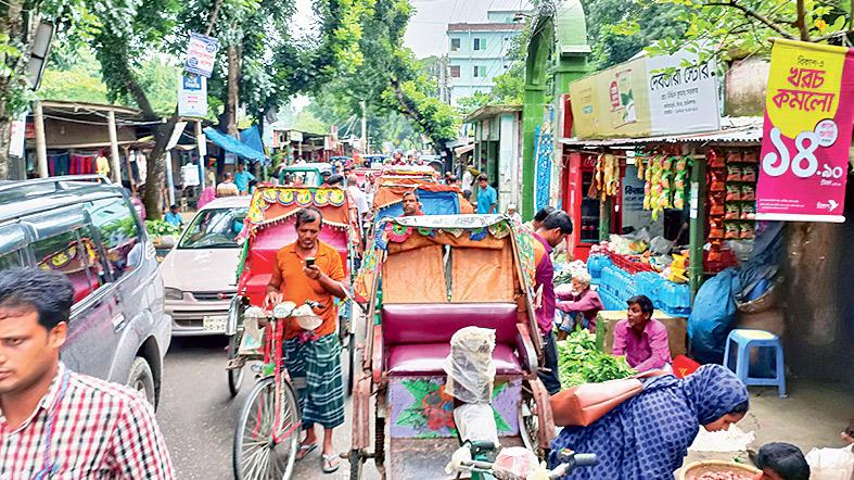 বাজারে সরু সড়ক, জটে কষ্ট