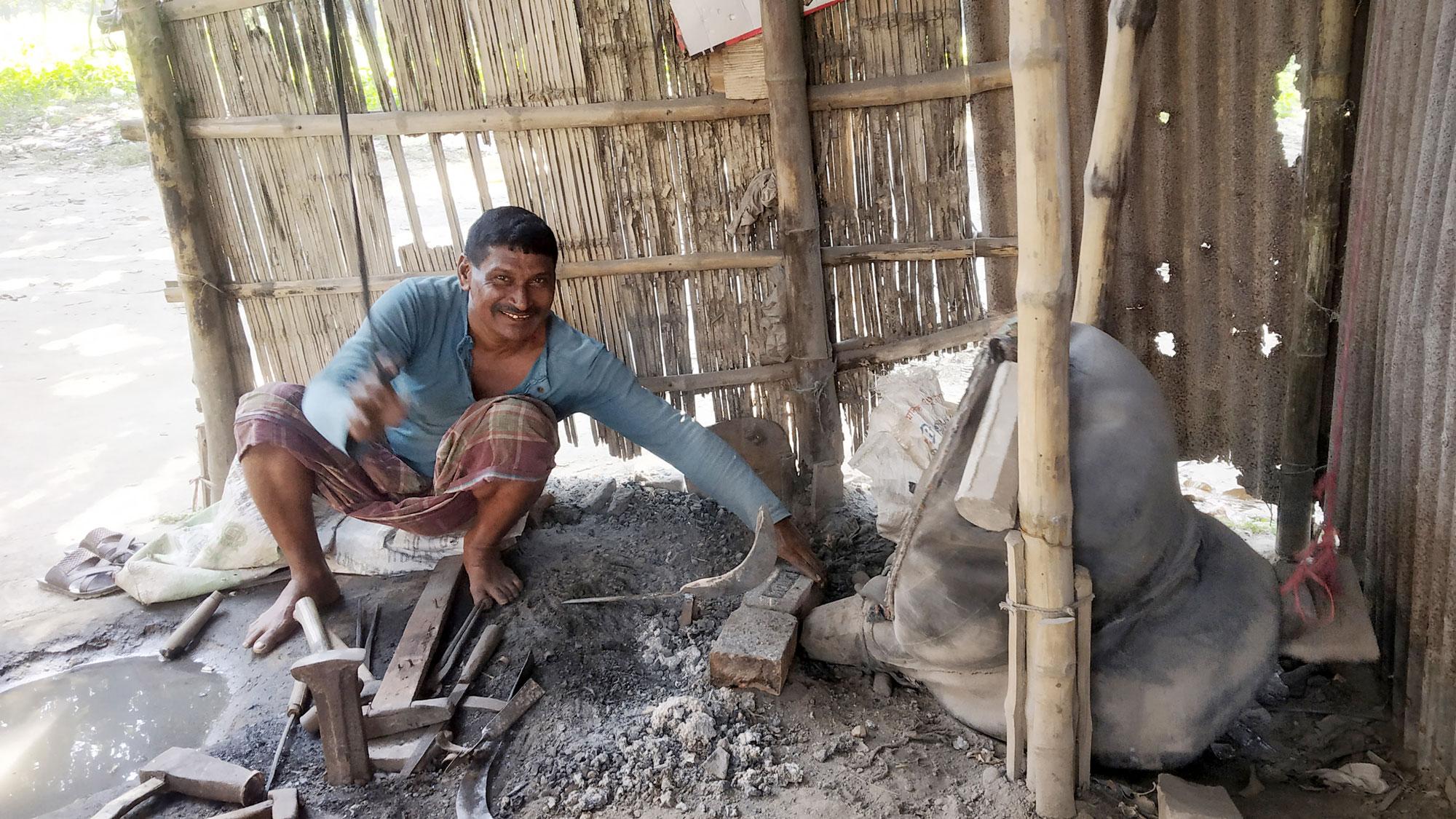 ৫০ বছর ধরে হাতুড়ি পিটিয়ে চলছে রবিউলের সংসার